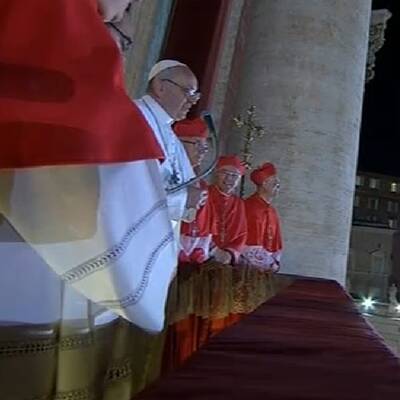 Weißer Rauch über Vatikan