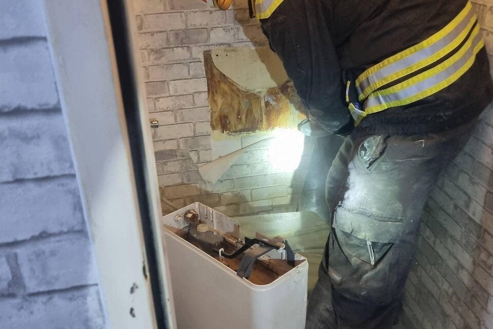 Katze saß stundenlang hinter Spülkasten fest