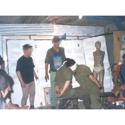 Israelische Soldaten posieren mit Gefangenen