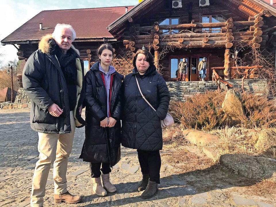 Vlada (15) und ihrer Mutter. Das Mädchen sagt: „Ich habe Angst, möchte wieder in die Schule.“ 