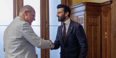 FPÖ-Landesparteiobmann Udo Landbauer (r.) traf Ungarns Minister für regionale Entwicklung Tibor Navracsics zu Gesprächen.