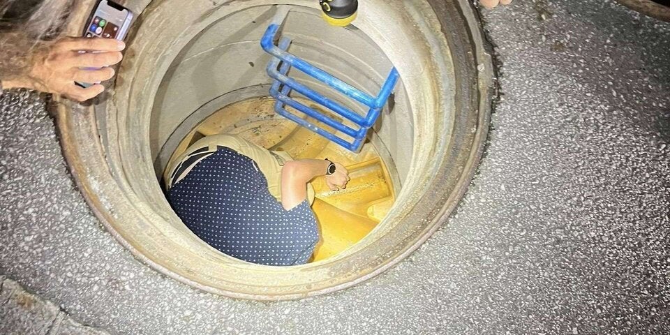 Katze aus Kanalschacht gerettet