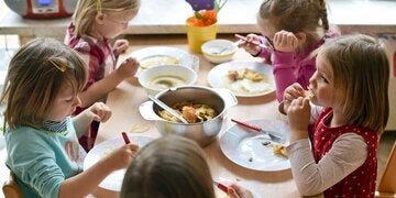 27675414-kinder-essen-gemeinsam-in-der-kita-zu-mittag-2uaZFlKR7bNG.jpg