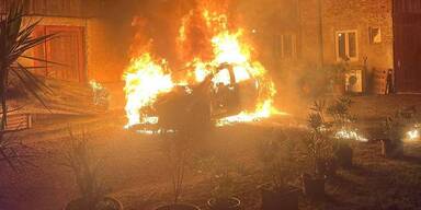 Brand Amstetten Auto Feuerwehrleute