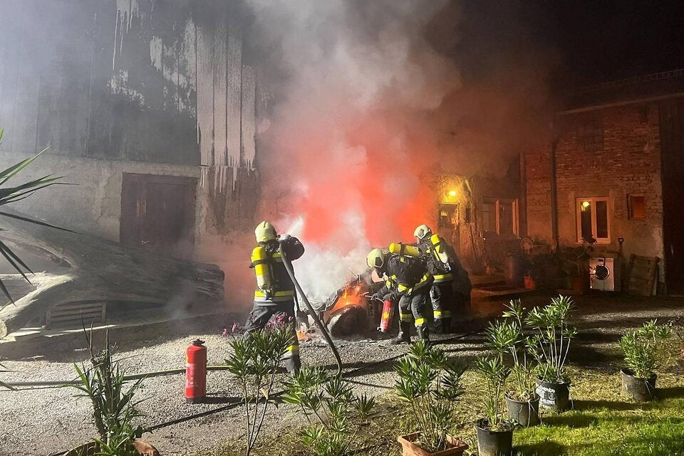 Brand Amstetten Auto Feuerwehrleute