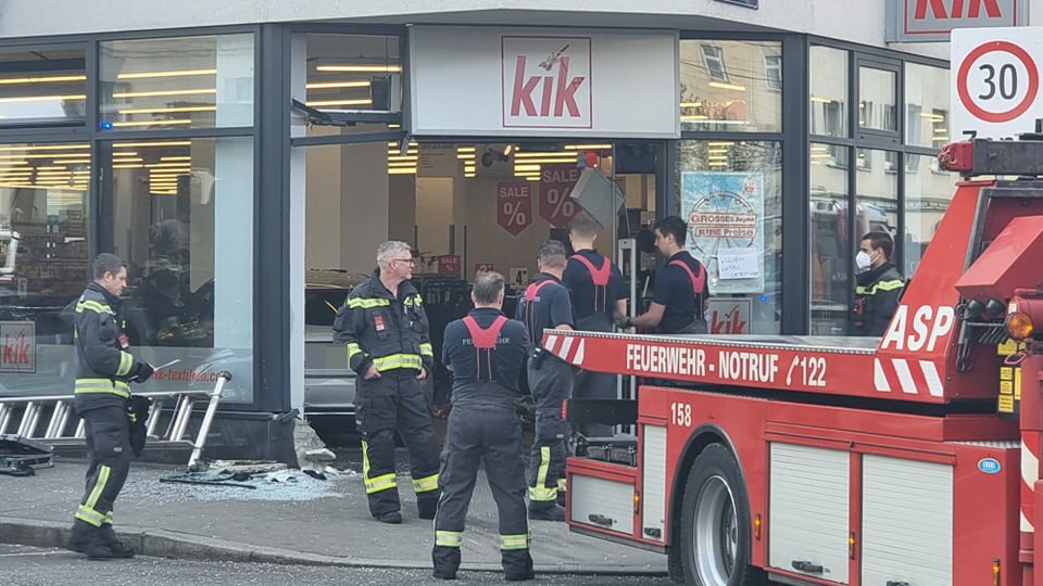 Pkw crasht in Mode-Geschäft: Zwei Verletzte, darunter ein Kind (11)