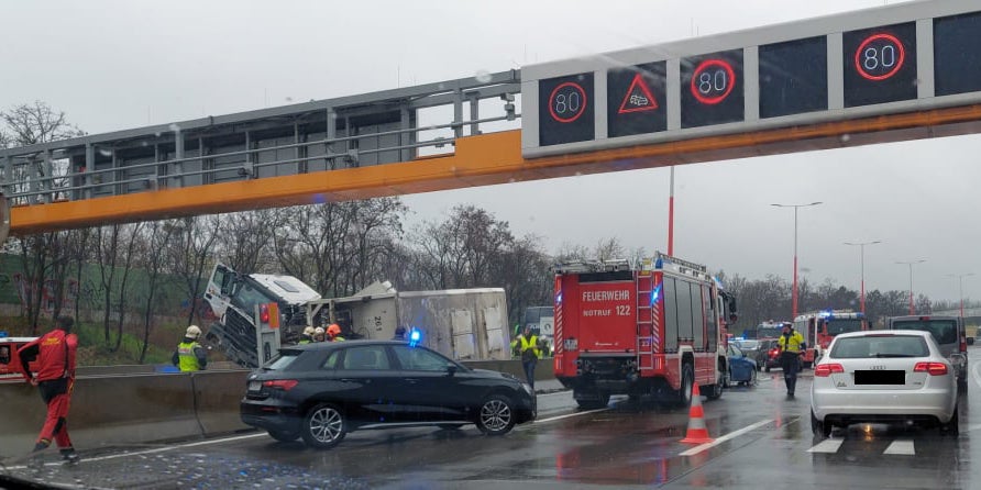 Lkw auf Tangente umgekippt – Helikopter-Einsatz