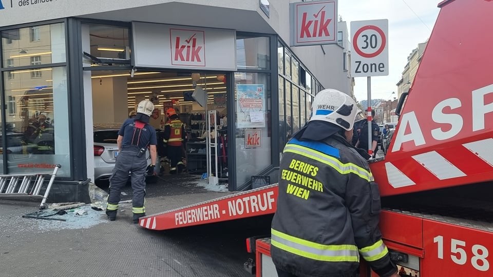 Pkw crasht in Mode-Geschäft: Zwei Verletzte, darunter ein Kind (11)
