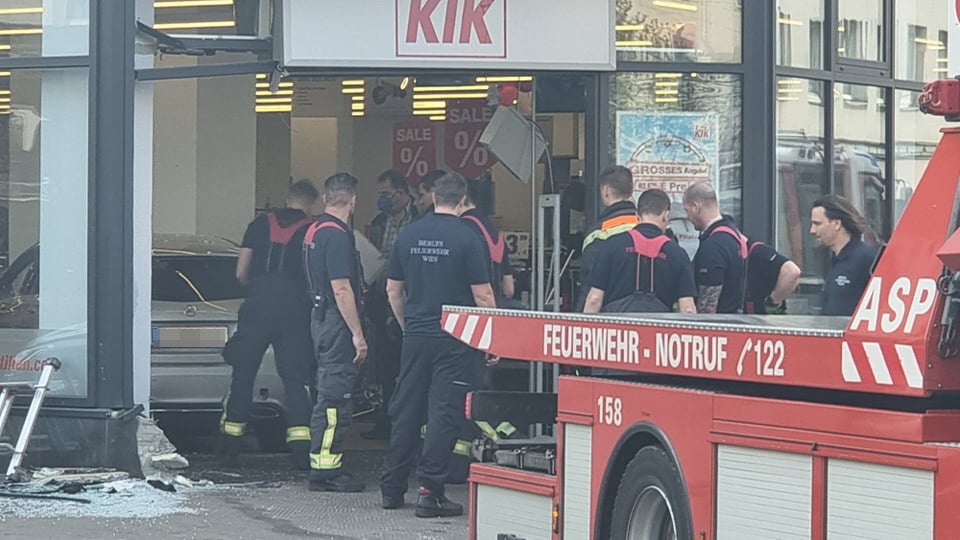 Pkw crasht in Mode-Geschäft: Zwei Verletzte, darunter ein Kind (11)