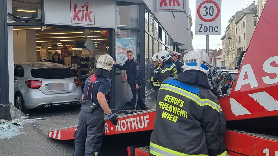 Pkw crasht in Mode-Geschäft: Zwei Verletzte, darunter ein Kind (11)
