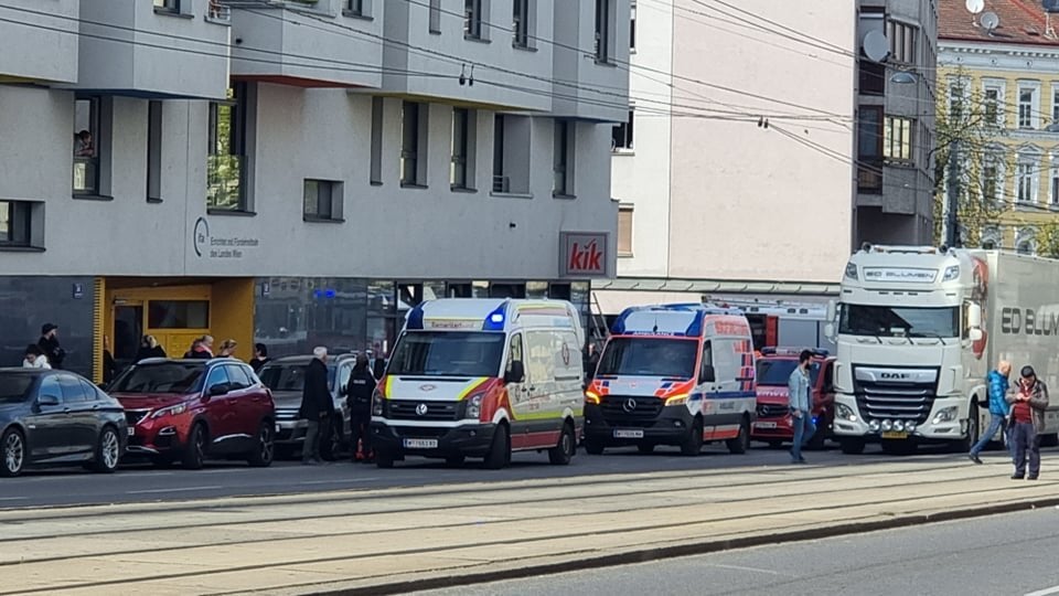 Pkw crasht in Mode-Geschäft: Zwei Verletzte, darunter ein Kind (11)