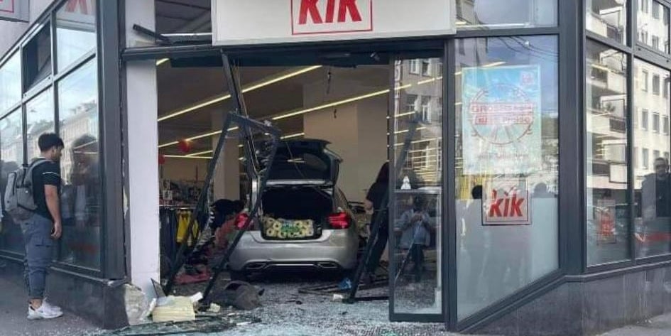 Pkw crasht in Mode-Geschäft: Zwei Verletzte, darunter ein Kind (11)