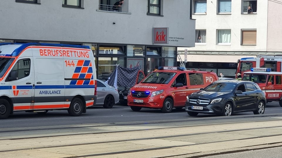 Pkw crasht in Mode-Geschäft: Zwei Verletzte, darunter ein Kind (11)