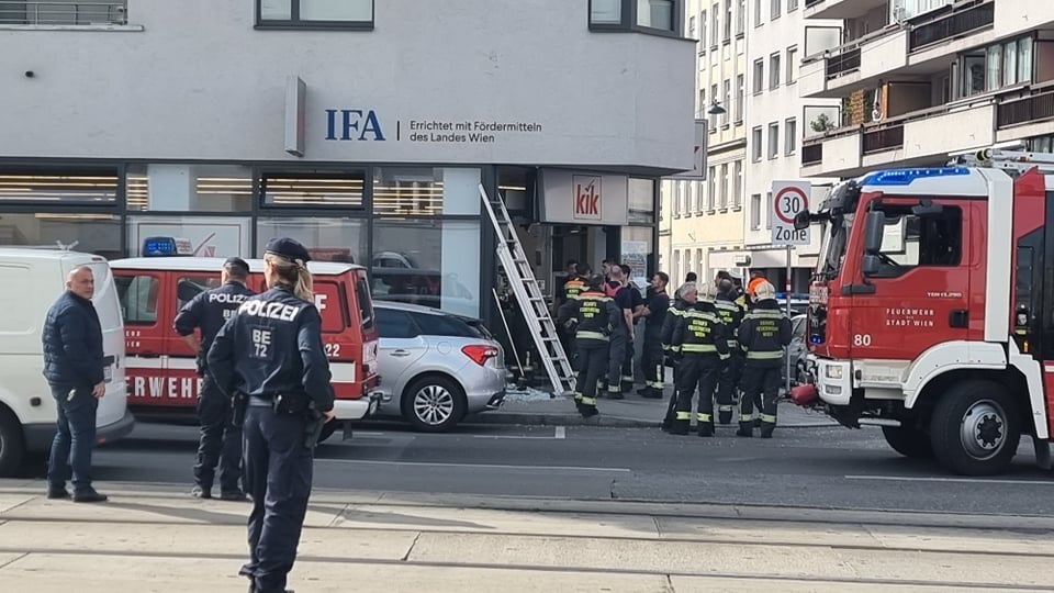 Pkw crasht in Mode-Geschäft: Zwei Verletzte, darunter ein Kind (11)