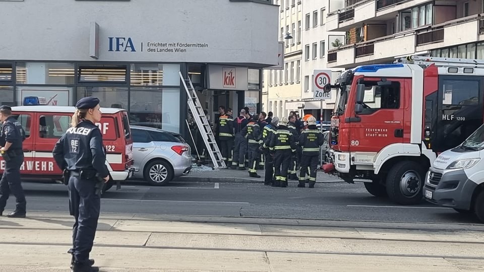 Pkw crasht in Mode-Geschäft: Zwei Verletzte, darunter ein Kind (11)