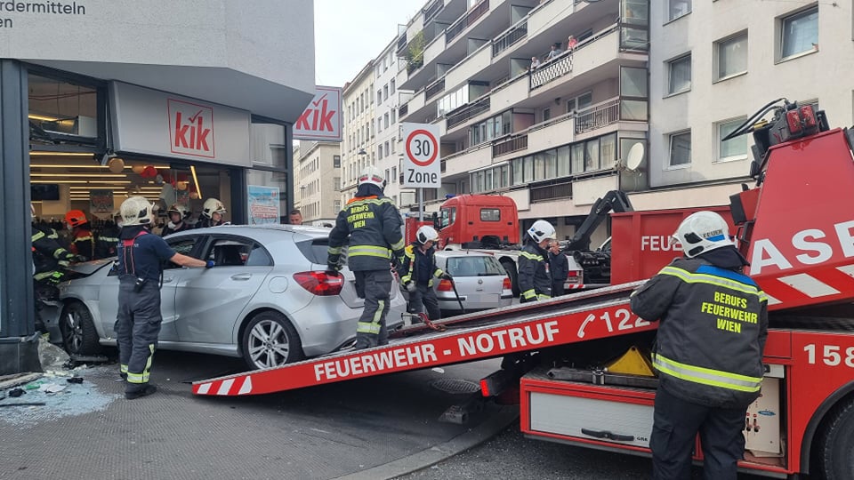 Pkw crasht in Mode-Geschäft: Zwei Verletzte, darunter ein Kind (11)