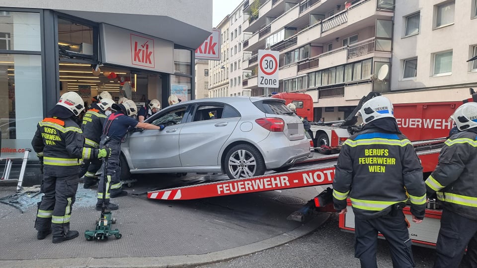 Pkw crasht in Mode-Geschäft: Zwei Verletzte, darunter ein Kind (11)