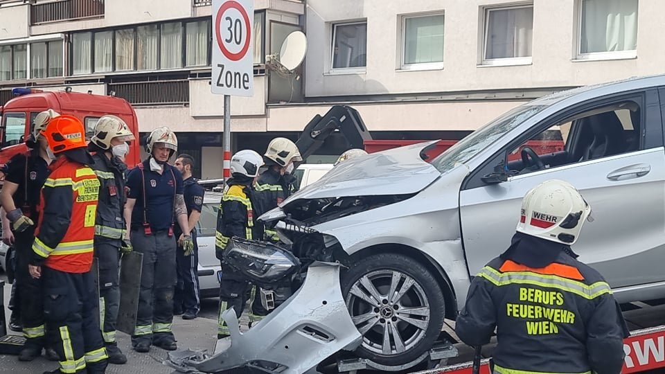 Pkw crasht in Mode-Geschäft: Zwei Verletzte, darunter ein Kind (11)