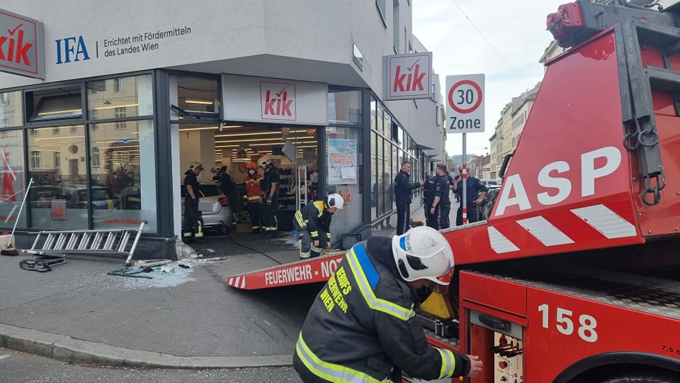 Pkw crasht in Mode-Geschäft: Zwei Verletzte, darunter ein Kind (11)