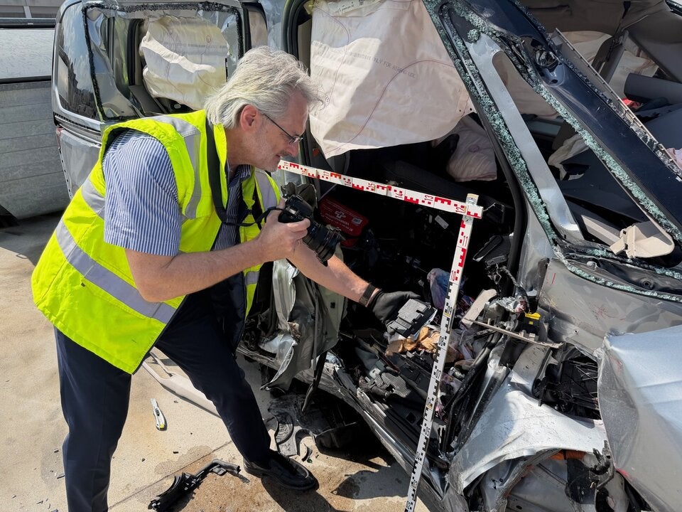 Gutachter Gerhard Kronreif beim Unfallwagen