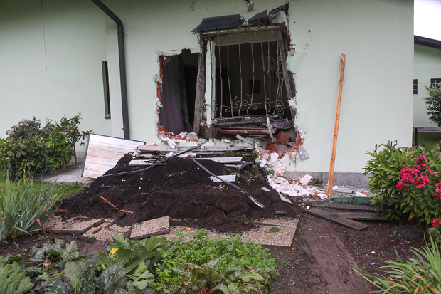 Schock-Unfall! Lkw crasht in Wohnhaus