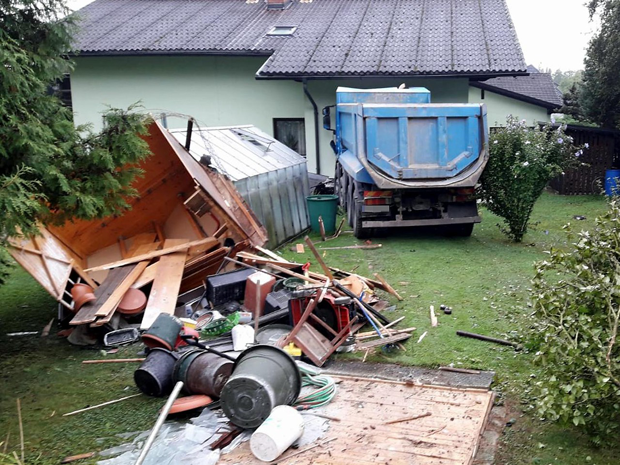 Schock-Unfall! Lkw crasht in Wohnhaus