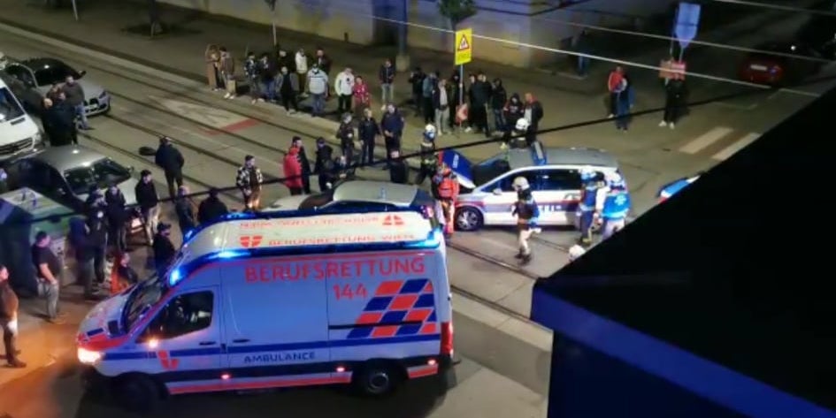 Polizei-Auto und Pkw kollidieren: Vier Verletzte