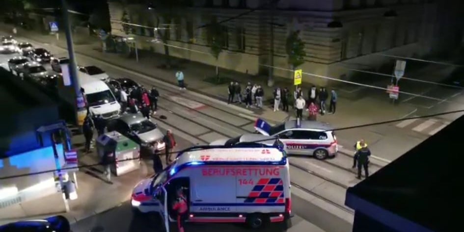 Polizei-Auto und Pkw kollidieren: Vier Verletzte