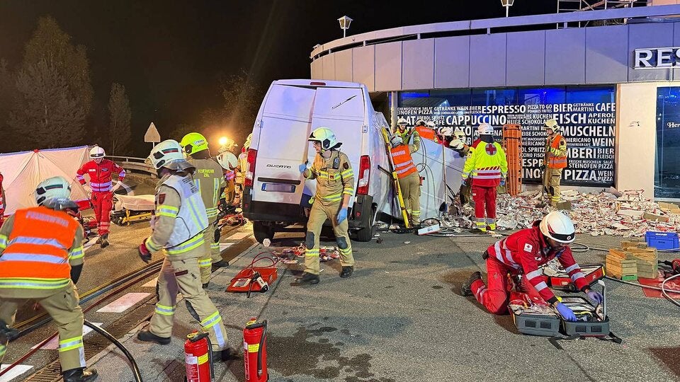 Klein-Lkw voller Schokolade krachte gegen Leitschiene