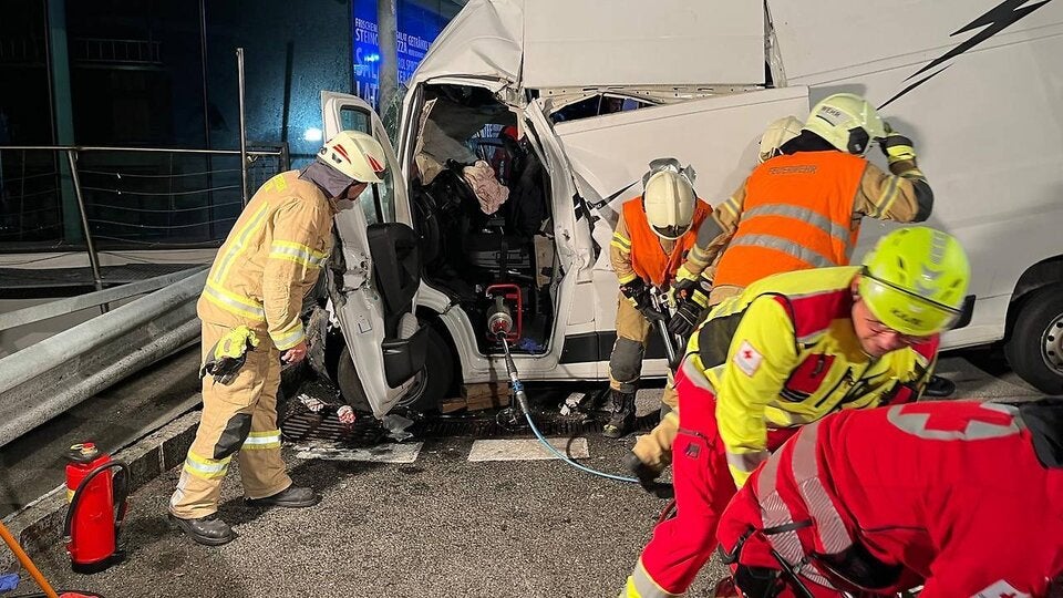 Klein-Lkw voller Schokolade krachte gegen Leitschiene