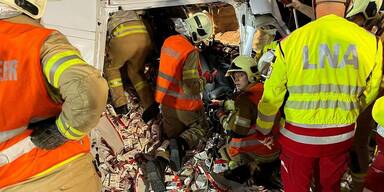 Klein-Lkw voller Schokolade krachte gegen Leitschiene