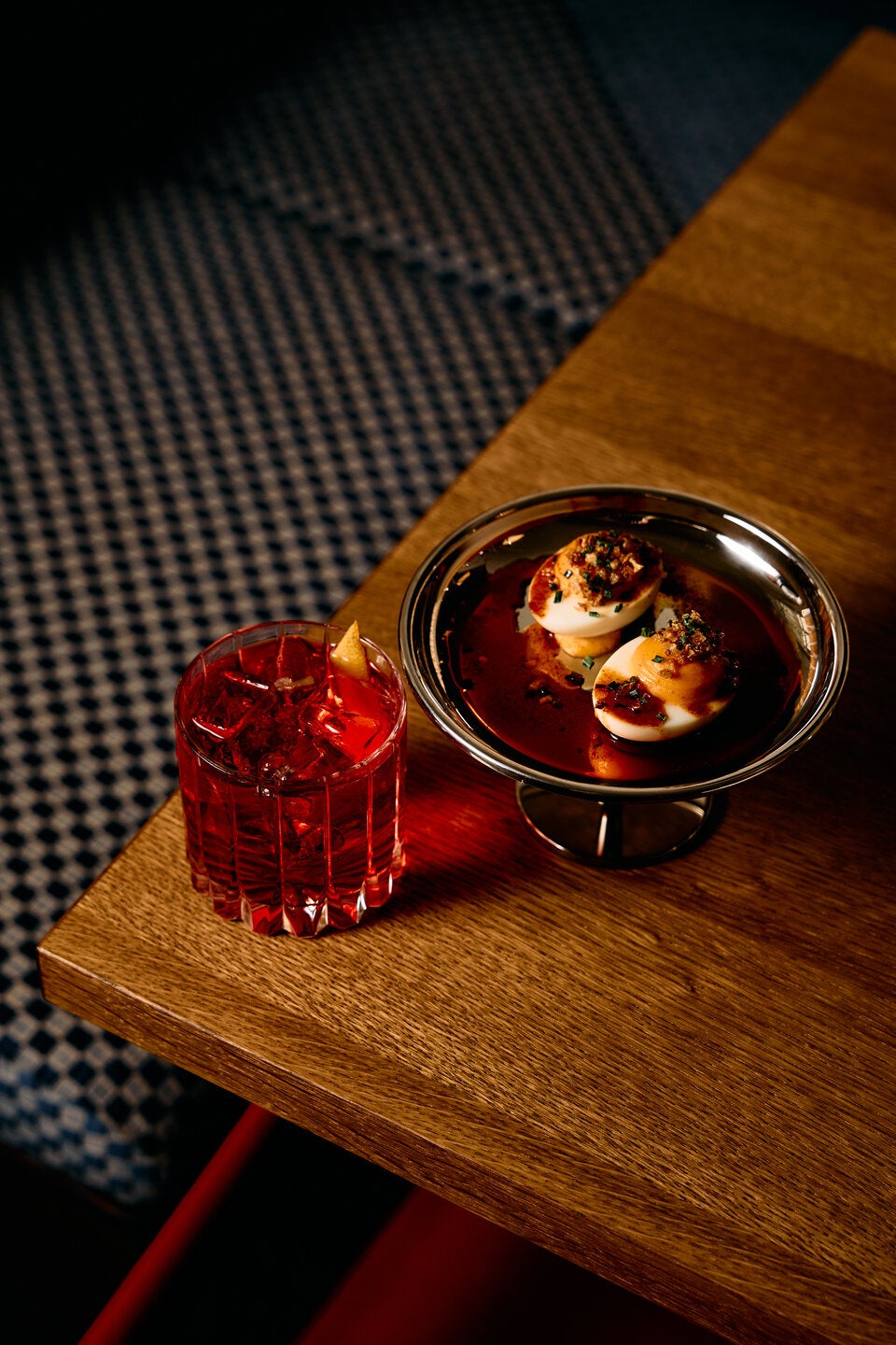 Devilled Eggs harmonieren mit dem Signature-Drink Rascal Negroni gemixt mit süßem Wermut.