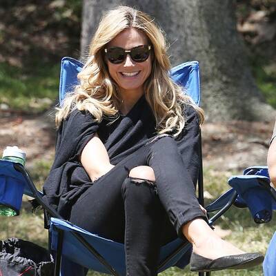 So stylish feuert Heidi ihre Kids am Fußballfeld an 