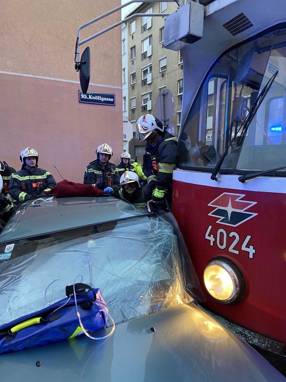 Bim crasht mit Pkw: Drei Verletzte