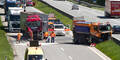 Stau auf A 1: Lkw rammte Bau-Laster