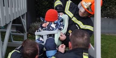 2-J&auml;hriger festgesteckt: von Feuerwehr aus Schaukel befreit