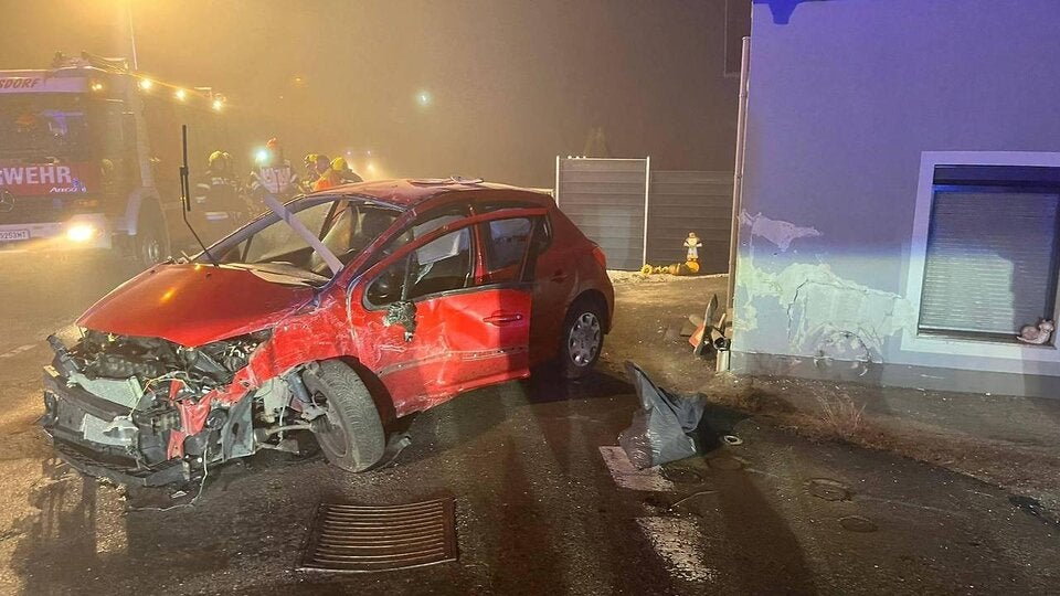 Lenker (54) krachte mit Auto gegen Hausmauer: schwer verletzt