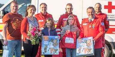 Fiona (4.v.l.) mit ihrer Schwester Vanessa, den Eltern, den Sanit&auml;tern und RK-Pr&auml;sident Hans Ebner (2.v.r.)&nbsp;