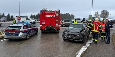 Schulbus krachte gegen Auto: 66-J&auml;hrige verletzt