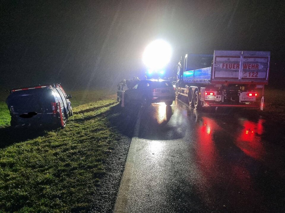 Auto krachte in liegengebliebenen Pkw: 45-Jähriger tot