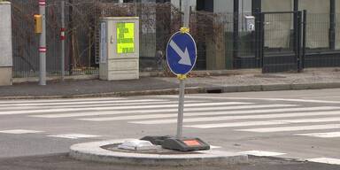 Liesing planiert stets überfahrene Verkehrsinsel