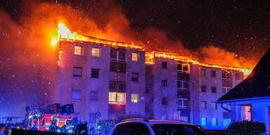 Dach von Wohnkomplex in Traun (O&Ouml;) in Flammen.