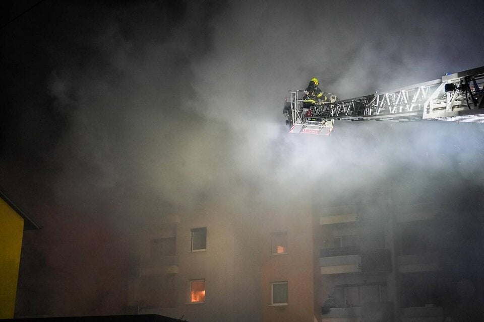 Dach von Wohnkomplex in Traun (OÖ) in Flammen.