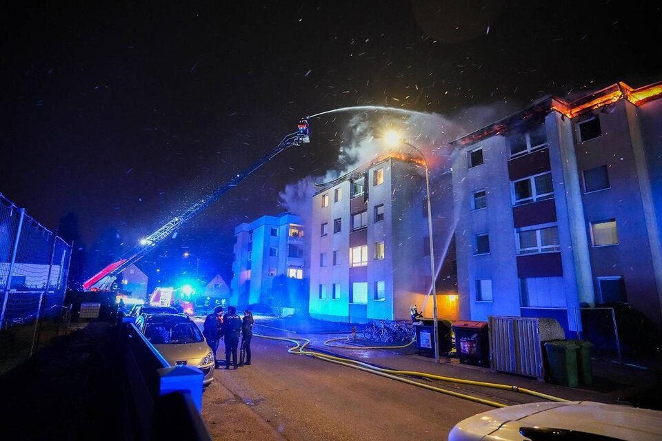 Dach von Wohnkomplex in Traun (OÖ) in Flammen.