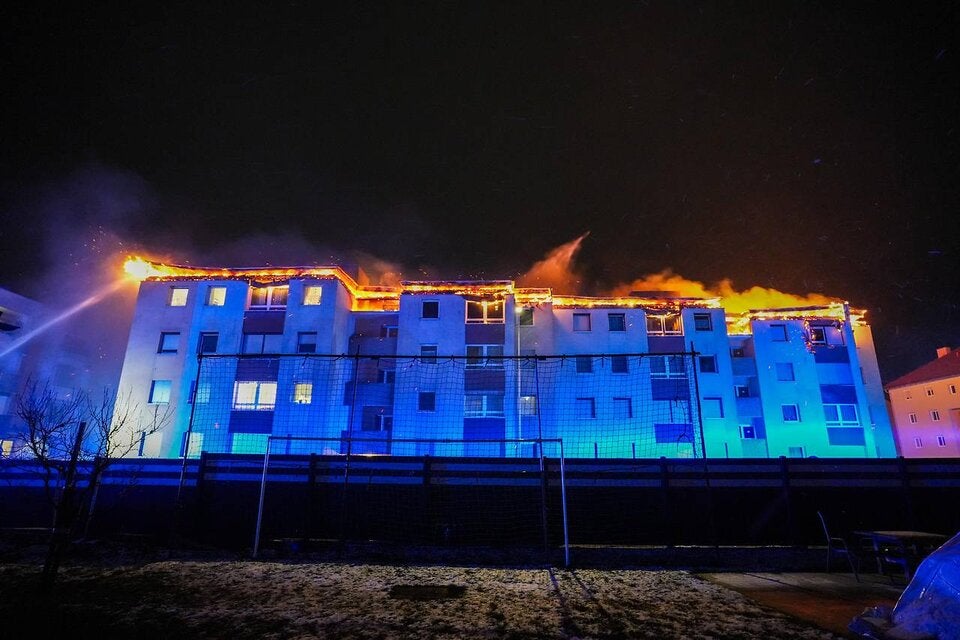 Dach von Wohnkomplex in Traun (OÖ) in Flammen.