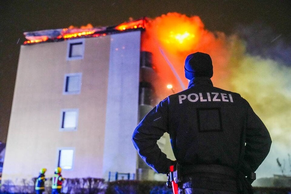 Dach von Wohnkomplex in Traun (OÖ) in Flammen.