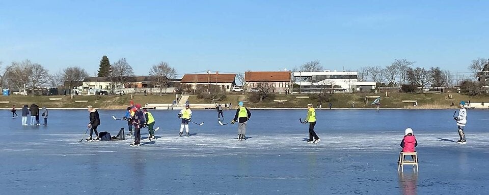 Vorsicht beim Betreten von Natureisflächen