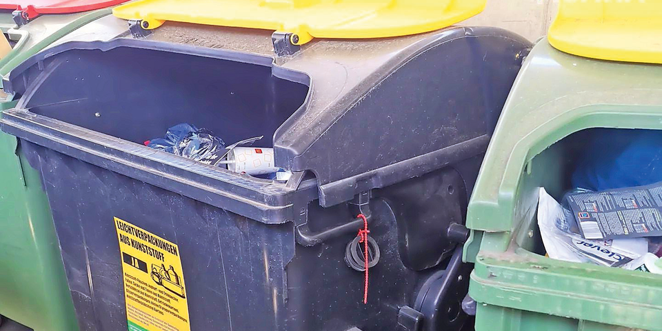 Tierhasser entsorgte kleines Katzenbaby in Mülltonne