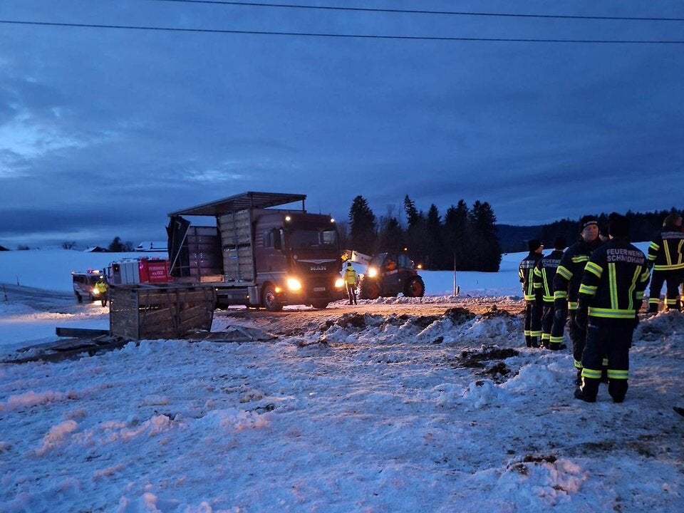 Hühnertransporter auf glatter Straße verunglückt.