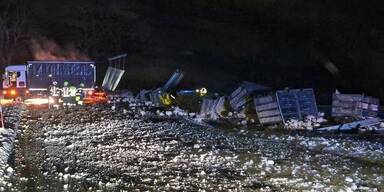 H&uuml;hnertransporter auf glatter Stra&szlig;e verungl&uuml;ckt.